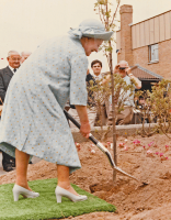 QueenMotherVisit1984-21a.png