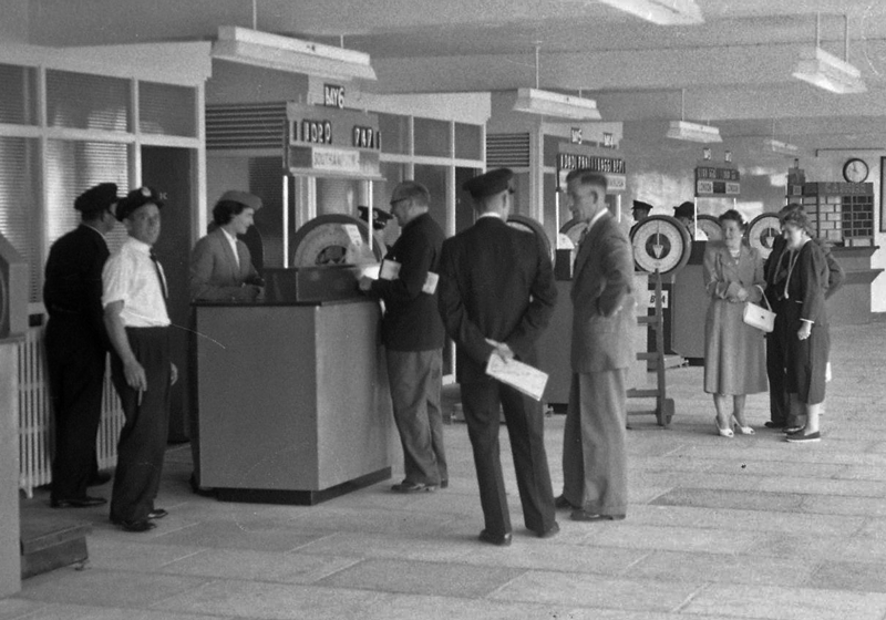 File:H24AirportCheck-in1957a.png