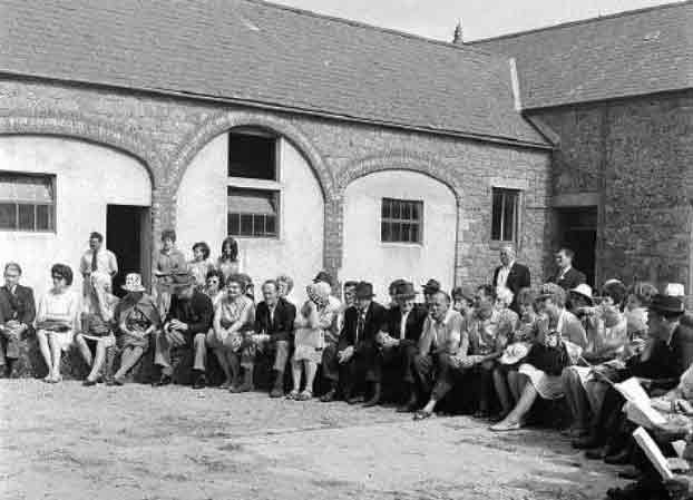 File:TyManorFarm1960sVisit.jpg