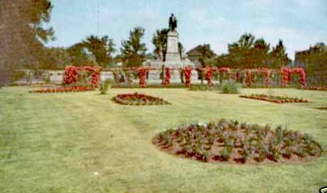 File:1108-ParadeGdns1957.jpg