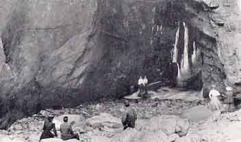 Inside Devil's Hole in 1902