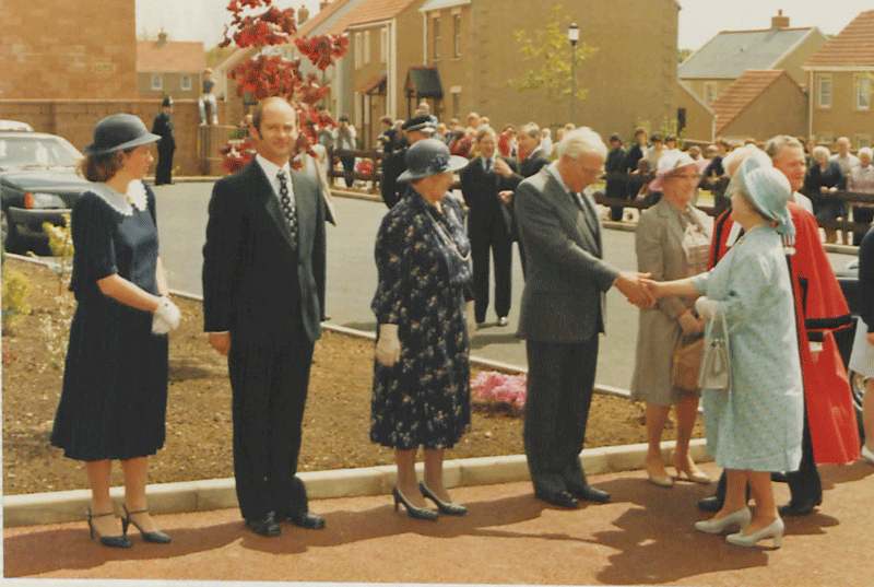 File:QueenMotherVisit1984-9c.png