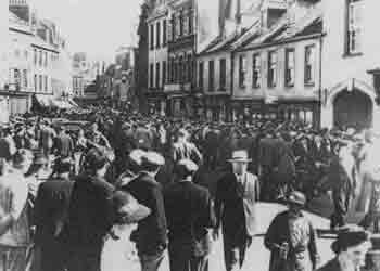 The queue to register for evacuation stretched from the Town Hall along the Parade to Gloucester Street