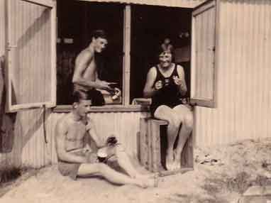 File:StOuen'sBayBeachHut.jpg