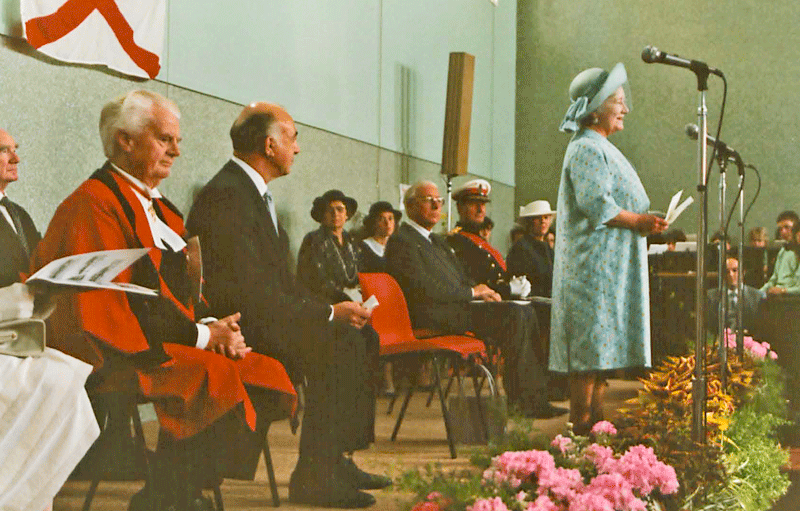 File:QueenMotherVisit1984-10c.png