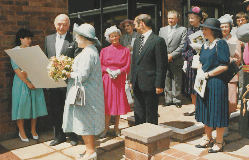 File:QueenMotherVisit1984-12d.png