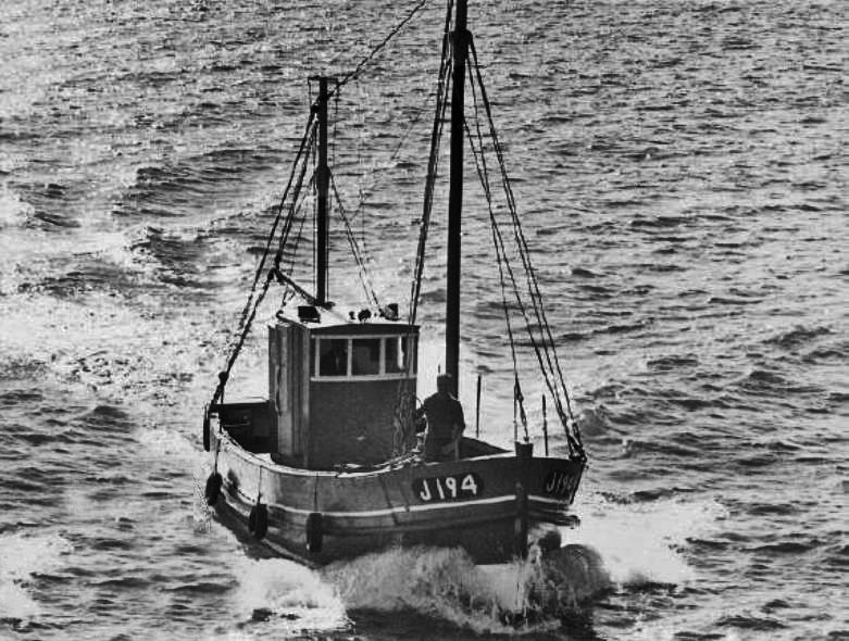File:S16FishingBoatJ194.jpg