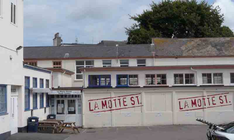 File:LaMotteStYouthCentre.jpg