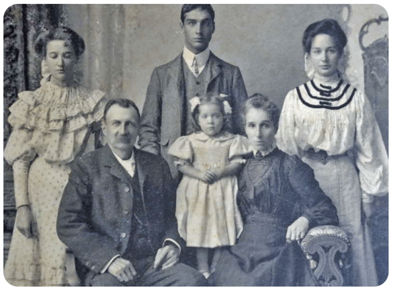 File:An23CharlesJohnStarck&Louisa(Whitley)&Children.png