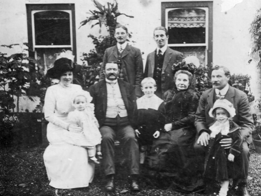 James George Averty with his wife Elsie, nee Alexander, three of their children, and grandchildren