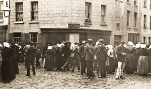 Farmworkers outside the Soleil Levant in 1900
