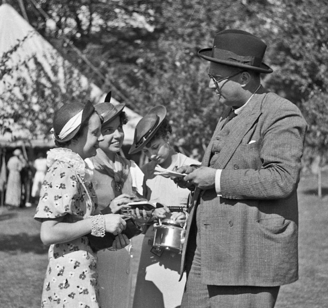 File:F21AnimalShelterFete1936CWDuretAubin.jpg