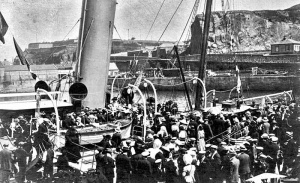 French boat disembarks