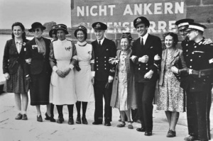 SurgeonLt Ronald McDonald and SubLt David Milne with Jersey nursing staff