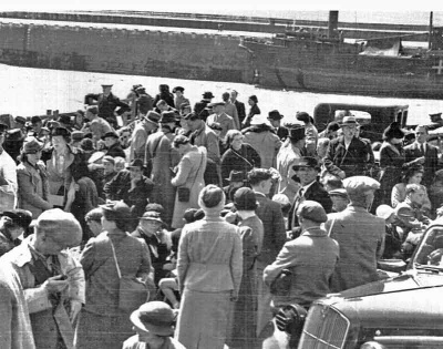 Evacuees wait at the harbour for boats on 4 June 1940