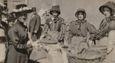 Ladies fundraising at a Vier Marchi