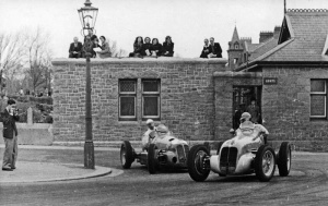 Rounding the corner on to Victoria Avenue at West Park