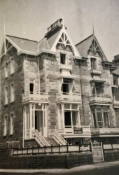 Oakbey Guest House, which became the left end of the Ommaroo