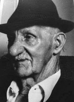 Ernest Alfred Pelluet (1893-1984) was placed in the Jersey Home for Boys at the age of seven, and then left Jersey as a teenager with his mother and siblings to live in England