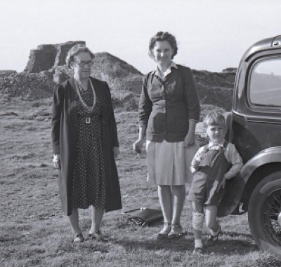 Lily Mauldred Smith, her niece Margaret May 'Betty' Le Sueur, nee Smith, and Robert Le Sueur