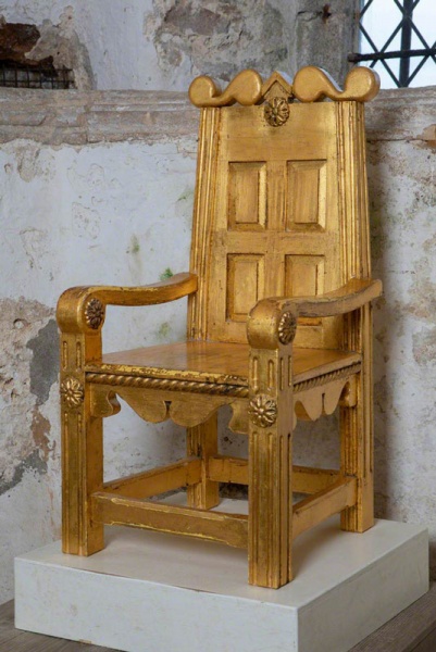 File:W22SculptureGoldenChair.jpg