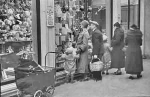 Christmas shopping in 1938, picture Ronnie Le Sueur