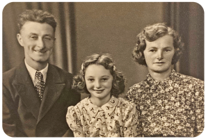 Hilda Louise Beckford and her husband Alfred Thomas Laurens, with their unnamed daughter