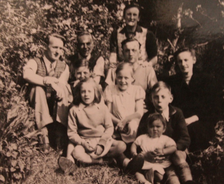 File:Anc15FlambardFamily1951.jpg