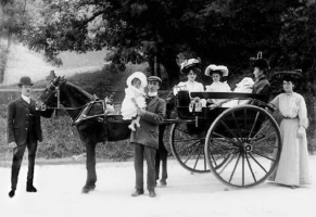 A 1907 outing for unidentified members of the Falle family