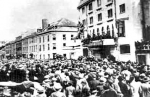 Crowds outside the Pomme d'Or Hotel