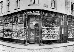 London Jewellers before it was acquired by the Maine family