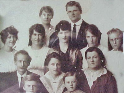 Charles de Gruchy (1864-1919), with his wife Alice Lavinia, nee Roberts, and the ten of their 12 children who survived infancy. Charles emigrated to Australia before 1890 and married Alice, who was born in Cornwall. Charles was born in Lewes Sussex, the son of Francis de Gruchy (1838-1869), of St Martin, Jersey, and Mercy Piper (1841-1877), of Sussex (The de Gruchy family, Safety Bay, WA)