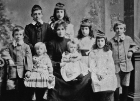 Le Dain family in 1904: Harriet (nee Bryant) and her children