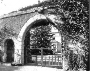 This photograph by Albert Smith (early 20th century) shows what is known as Dersreaux's Gate, in its original position close to the house, before being moved to the entrance to the avenue
