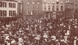The crowd gathers after medal presentations in the Royal Square in 1906