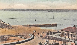 A row of bathing huts in front of the pool
