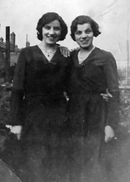 File:An23Hilda&PhyllisPoingdestreTwins.jpg