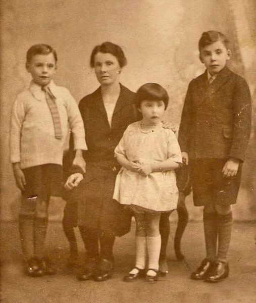 File:An18SarahCheney(LeMarinel)&Children.jpg