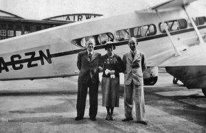 Passenters await a flight at Eastleigh in 1935