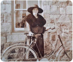 Elsie May Le Cocq outside Mont Mado Stores in 1925