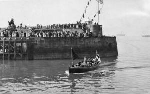 The King's barge arrives in the Harbour
