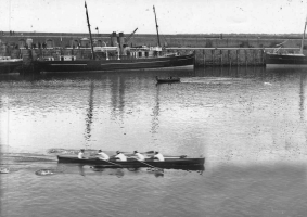 Rowers pass the Channel Queen