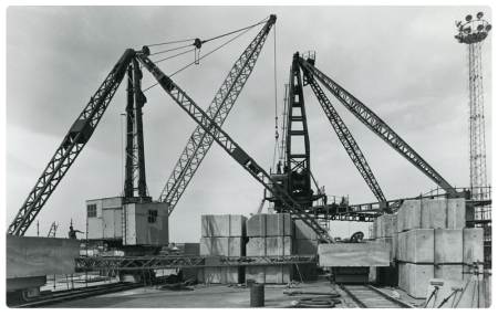 Dismantling a derrick on the New North Quay in 1976