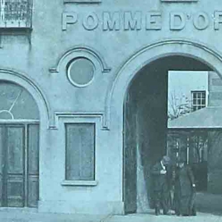 A couple stand talking in the archway which led through the hotel from the Weighbridge to the courtyard and gardens behind. For many years the gardens, where afternoon teas were served, were an important feature of the hotel