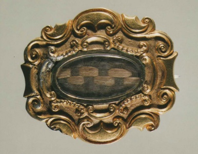 Brooch containing the interwoven hair of William Philippe de Gruchy (fair) and Louisa Chapman, his wife; (Ann de Gruchy, England)