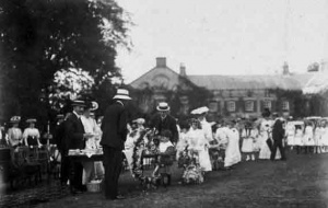 The St Clement's Show in 1907 photographed by Francis Foot