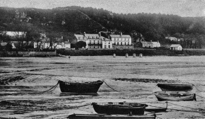 A rare picture showing beach tents on the sand below the hotel
