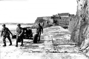 Germans manoeuvre a gun on the castle during the Occupation