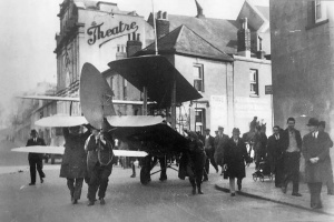 A private aircraft lands on the beach in 1931 and is manouvred to a Gloucester Street garage for refuelling
