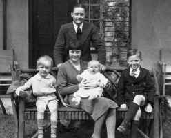 Bartlett family on holiday at the Sunshine Hotel in 1934